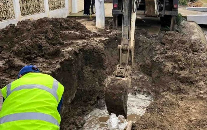 Avariile la reţeaua de apă a oraşului Roman sunt la ordinea zilei FOTO Dan Sofronia