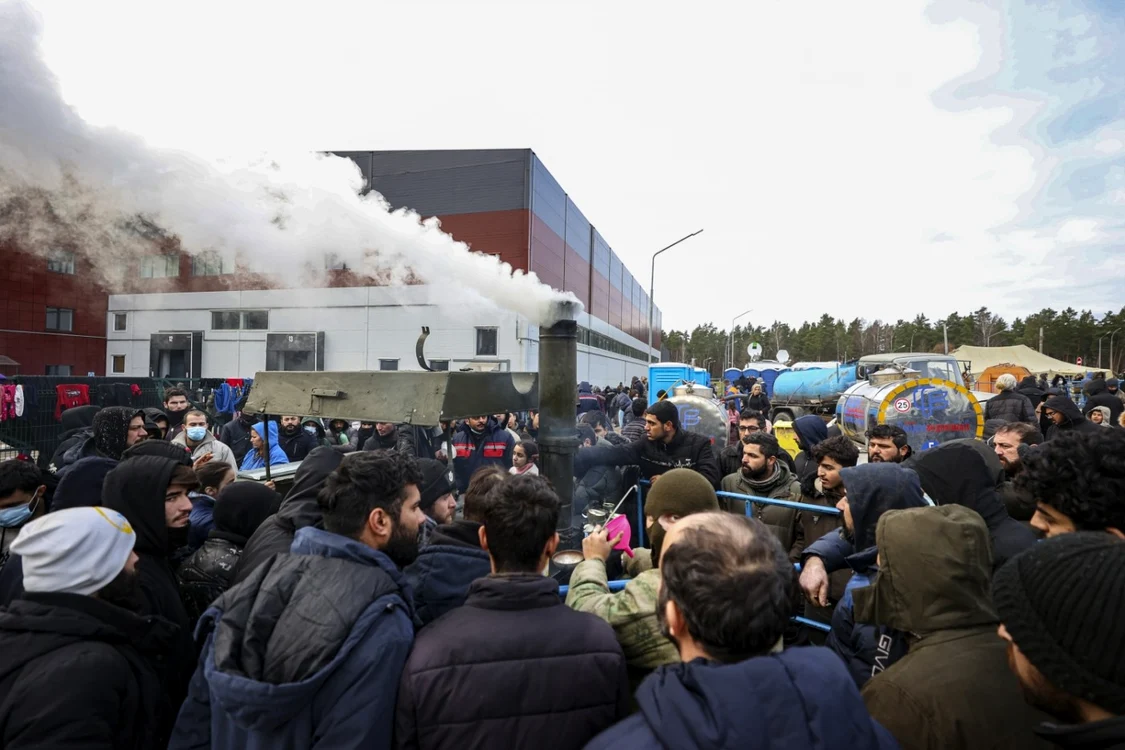 Migranţi adunaţi la un centru de logistică şi transport din regiunea Grodno FOTO EPA-EFE