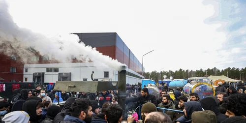 Migranţi adunaţi la un centru de logistică şi transport din regiunea Grodno FOTO EPA-EFE