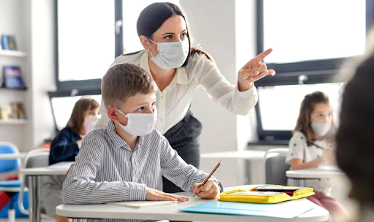 Elevii claselor I și a II-a din 15 școli, care provin din medii defavorizate, recupereză materia în timpul vacanței