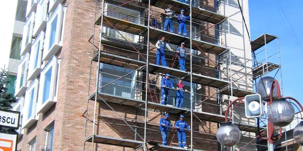 muncitorii care lucrau la vremea respectivă la reabilitarea clădirii Prefecturii