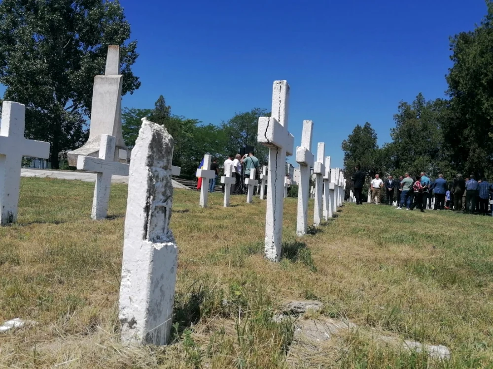 Crucile din Cimitirul Eroilor, din municipiul Slatina, se dau cu var rar şi se repară şi mai rar