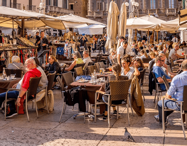 Mai mulți turiști au fost nemulțumiți după ce au descoperit o taxă în plus pe bonul de la un restaurant din Italia. Pentru ce au plătit în plus 