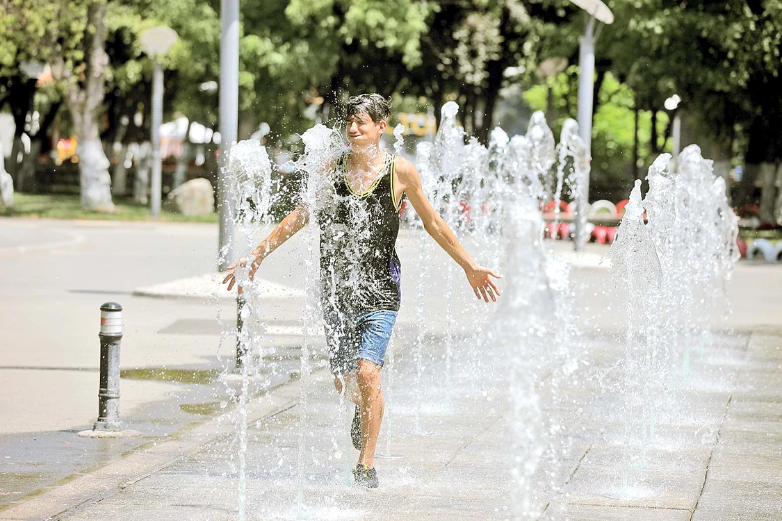 Puștii din Capitală  s-au răcorit  în fântânile  arteziene