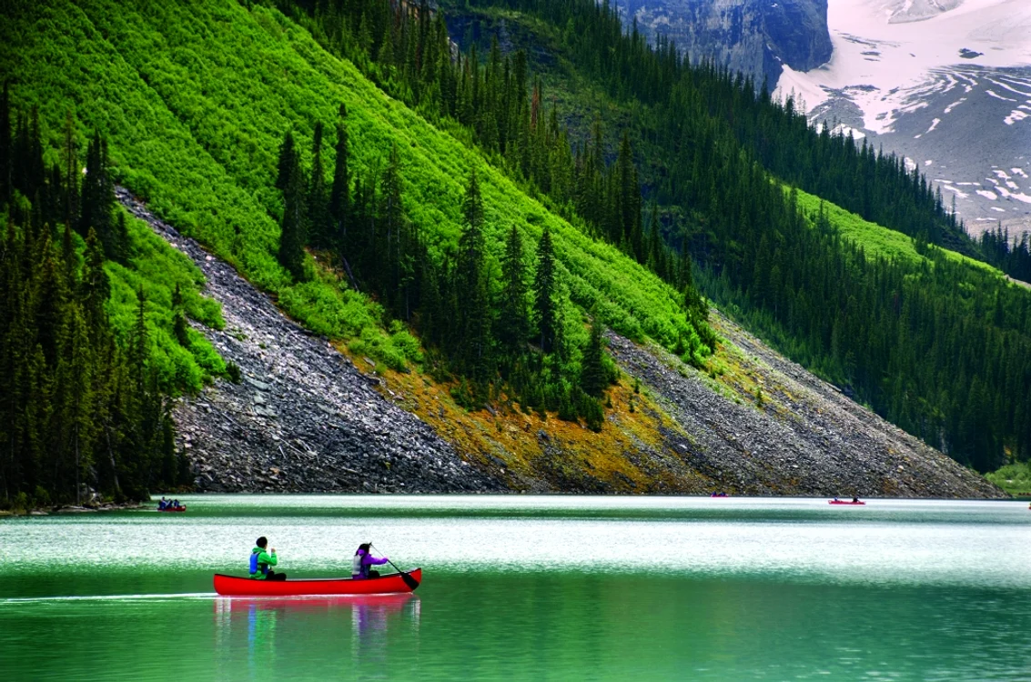 Vâslind pe Lake Louise
