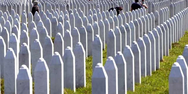 Pietre funerare ale victimelor masacrului de la Sebreniţa FOTO EPA-EFE