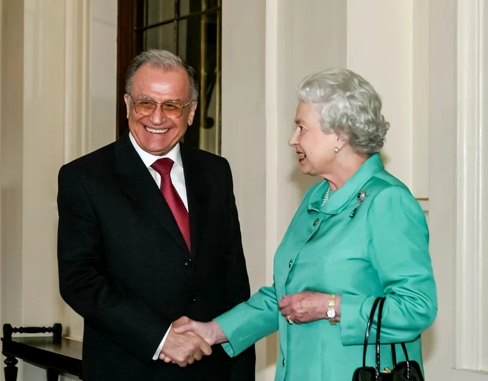 Ion Iliescu și Regina Elisabeta în 2004 / foto: arhiva