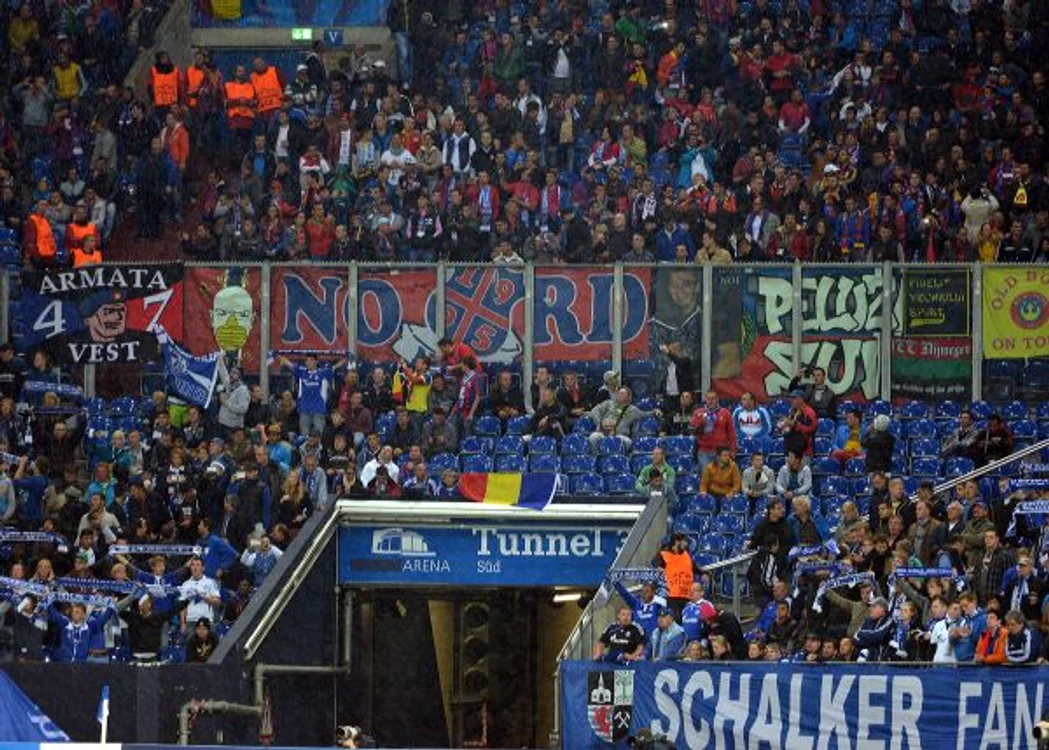 Galeria Stelei la meciul din Germania, cu Schalke (foto. Răzvan Păsărică)