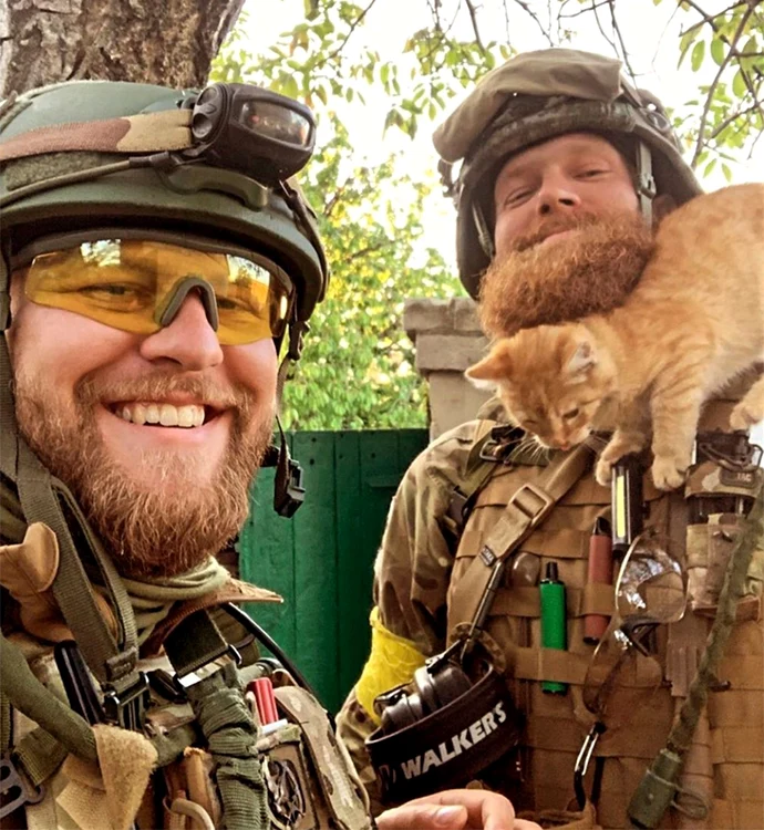 Doi roşcaţi şi o pisică pufoasă, în regiunea Cernihivului