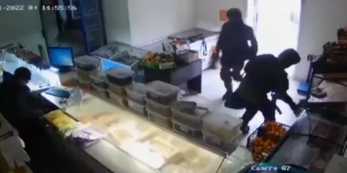 militari rusi care fura din magazin