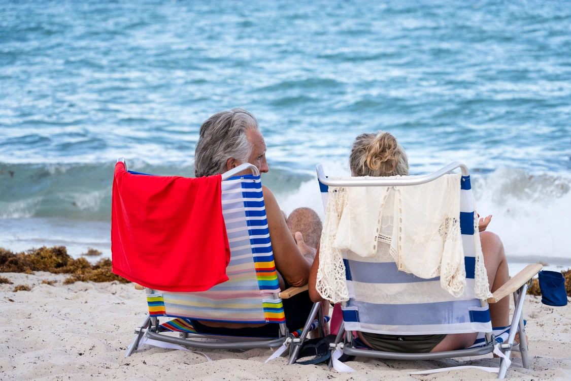 Doi pensionari au decis să cheltuie banii strânși o viață pe vacanțe și plăceri