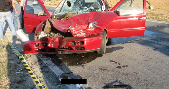 Urmarile accidentului de la Slatioara dintre o motocicletă şi un autoturism: doi morţi si un ranit