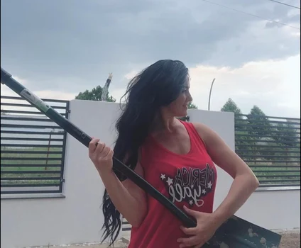 Silvia Lăuneanu folosește sapa pe post de chitară. Sursă: Facebook