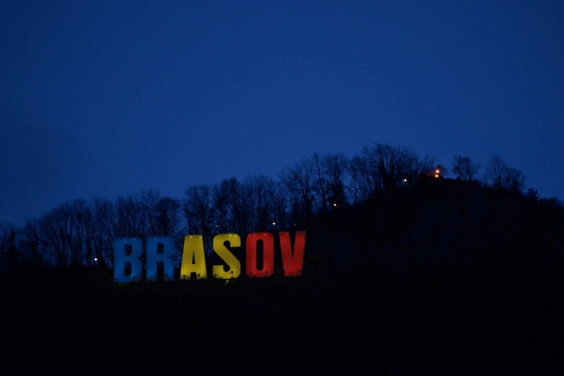 Literele de pe Tâmpa sunt colorate în funcţie de eveniment FOTO Primăria Braşov