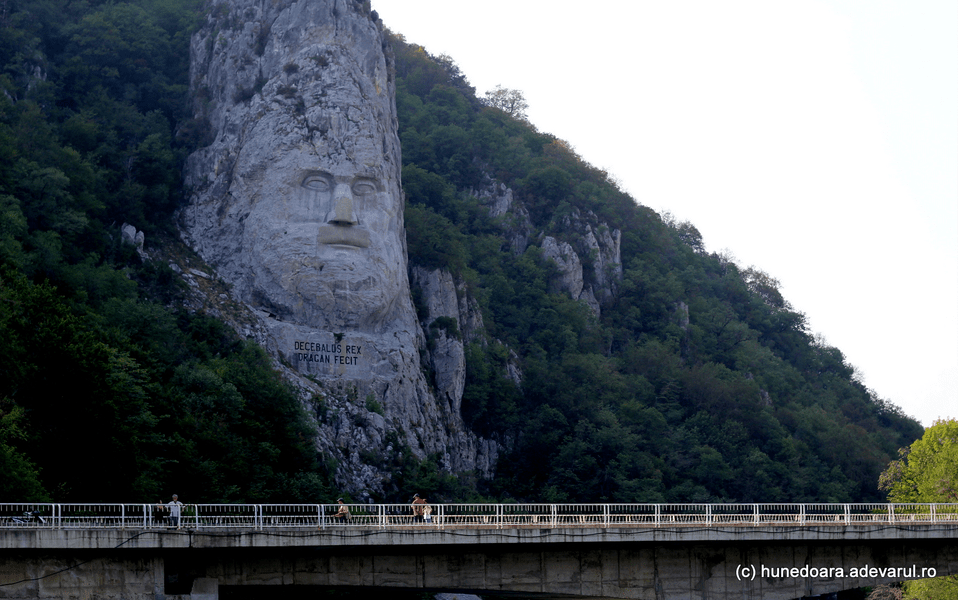 Chipul lui Decebal, uriașul de pe malul Dunării. Marile monumente închinate de români dacilor