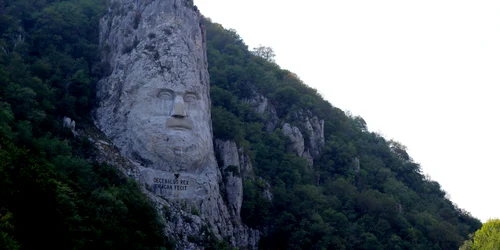 statuia lui decebal la Cazanele Dunării (2) JPG