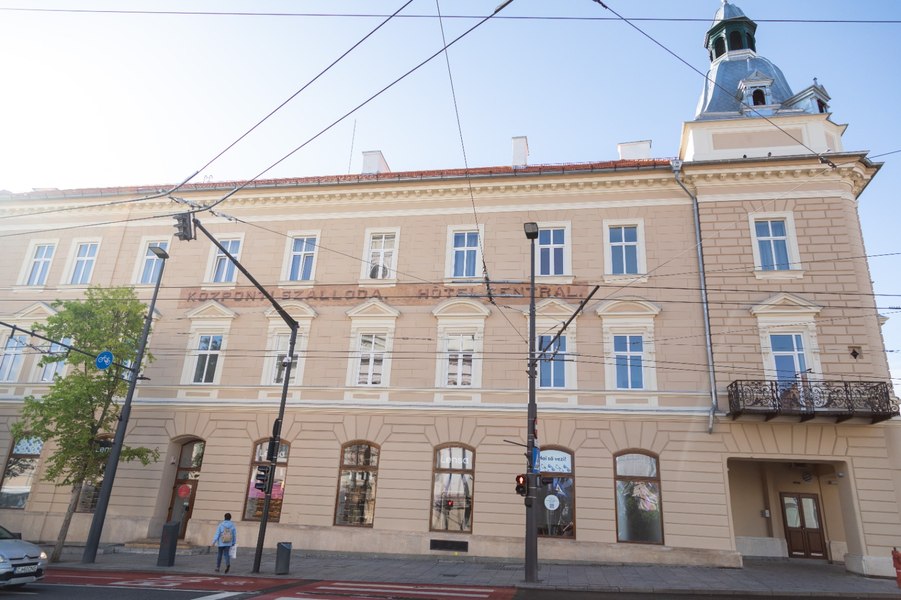 Guvernul maghiar, investiție uriașă în Cluj. Cum arată hotelul Melody după ce a fost transformat în centru cultural maghiar FOTO