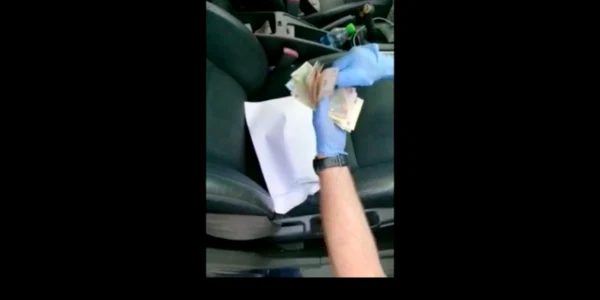 Traficant de droguri prins la Constanţa - percheziţia maşinii Sursa Poliţia Română DIICOT
