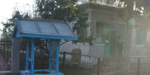 Femeia a fost scoasă de pompieri din fântână