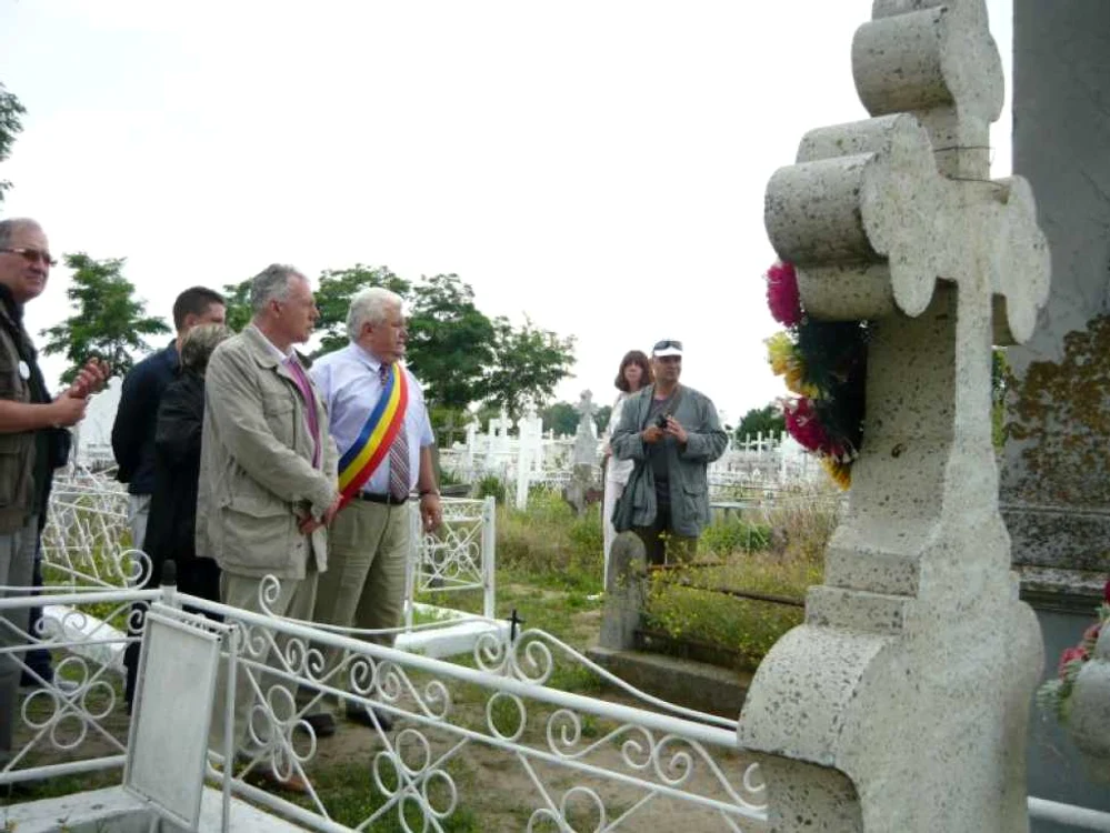 Guvernanţi, în vizită la cimitirul din Sulina