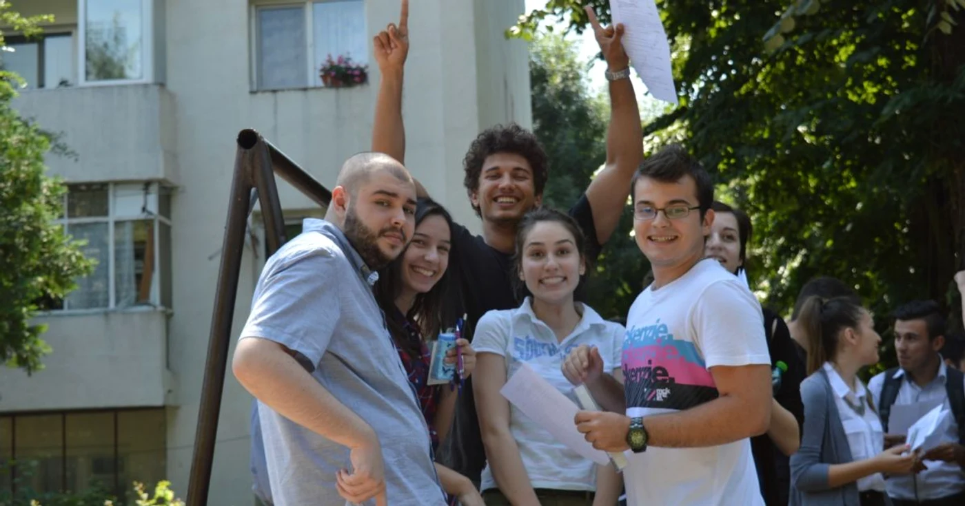 Fericire, pentru prima dată în ultimii ani, la ieşirea din proba scrisă de matematică de la Bacalaureat. FOTO Dana Mihai