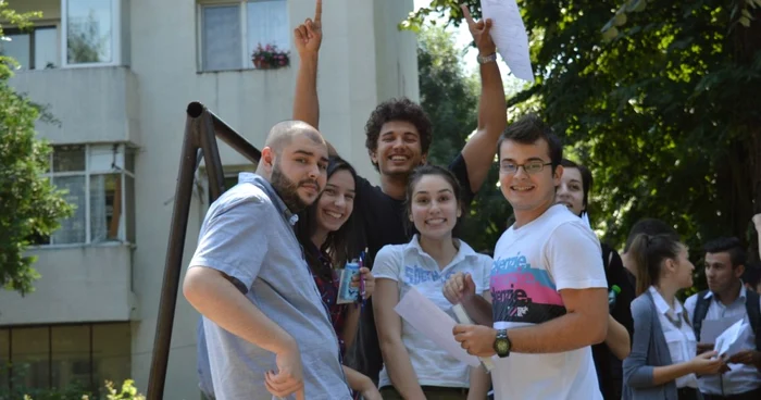 Fericire, pentru prima dată în ultimii ani, la ieşirea din proba scrisă de matematică de la Bacalaureat. FOTO Dana Mihai