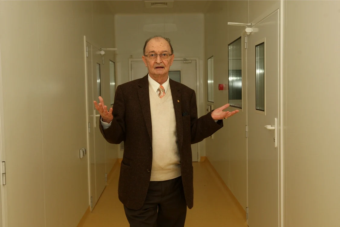 Profesorul Bogdan Simionescu, directorul Institutului „Petru Poni“, prezintă aparatura