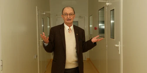 Profesorul Bogdan Simionescu, directorul Institutului „Petru Poni“, prezintă aparatura