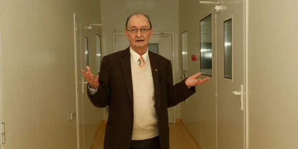 Profesorul Bogdan Simionescu, directorul Institutului „Petru Poni“, prezintă aparatura