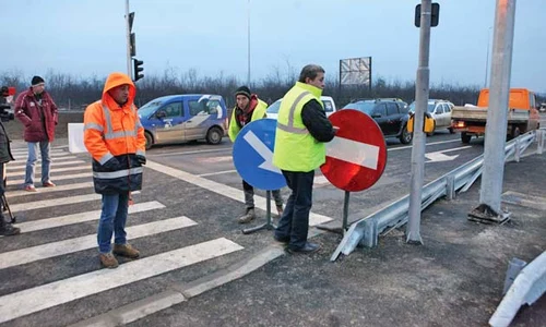 Muncitorii au fost  puși să monteze  indicatoarele uitate     jpeg