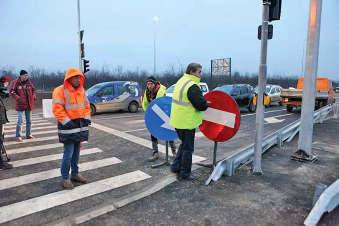 Muncitorii au fost  puși să monteze  indicatoarele uitate    