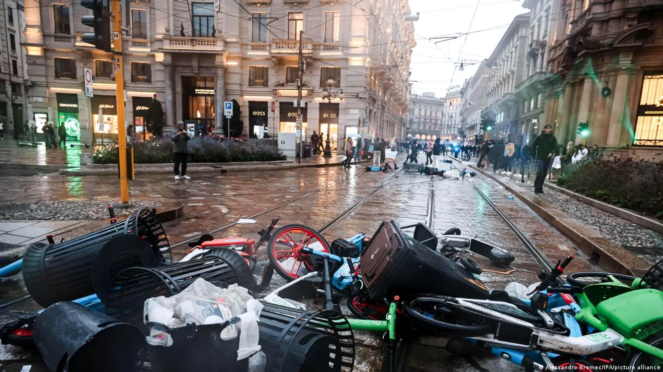 La Milano au avut loc ciocniri violente între tineri protestatari şi forţele de ordine