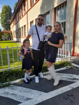 Sanziana Buruiană, soțul și fetițele lor, în fața școlii