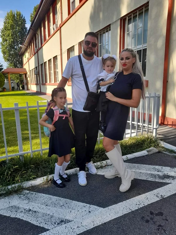 Sanziana Buruiană, soțul și fetițele lor, în fața școlii