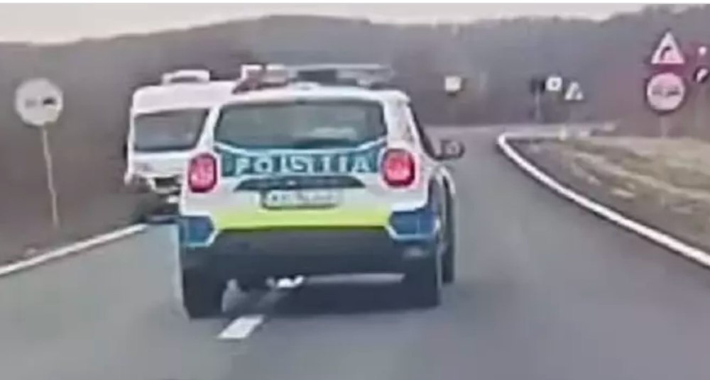 Momentul în care o mașină de Poliție face o depășire periculoasă cu o viteză de două ori mai mare decât cea legală VIDEO
