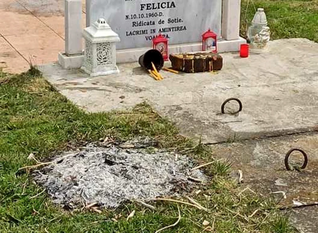 Focurile au fost făcute pe morminte din cimitir                                    Foto: facebook.com/DiscoverPestisani