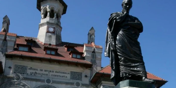 Statuia lui Ovidius Piaţa Ovidiu Muzeul de Istorie Naţională şi Arheologie Constanţa Foto arhivă