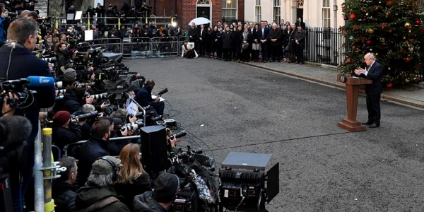 Boris Johnson in fata jurnalistilor FOTO AFP