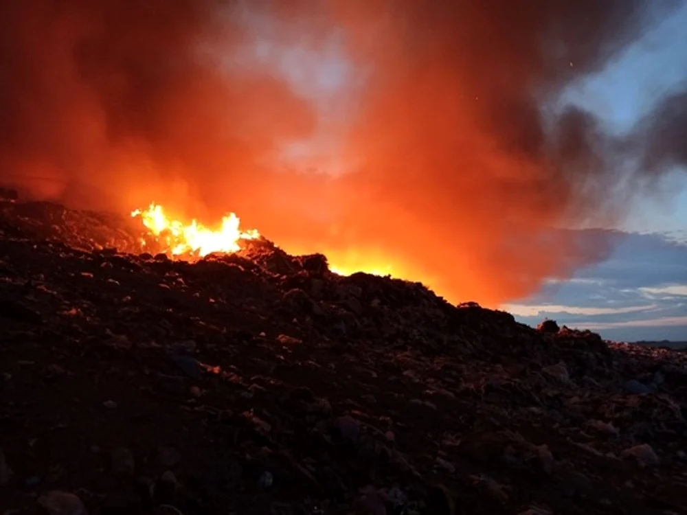 
    Incendiu la groapa de gunoi din AradFoto: ISU Arad  