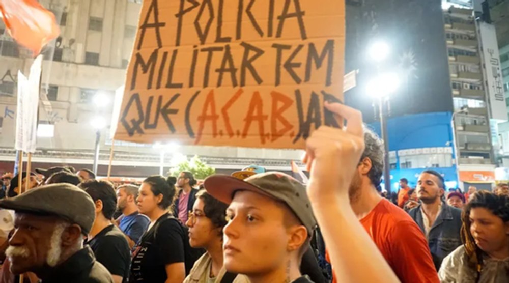 Furie în Brazilia după ce un poliţist militar a aruncat un tânăr de pe un pod 