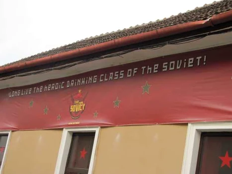 in centrul clujului este un pub cu tematica sovietica