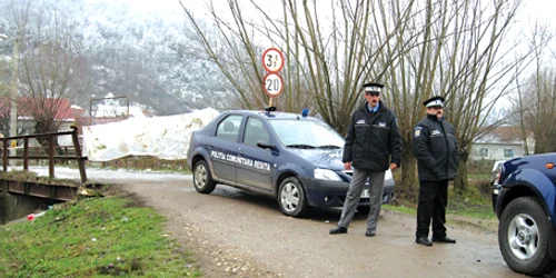 Poliţiştii comunitari au păzit zona pentru a împiedica maşinile grele să treacă podul