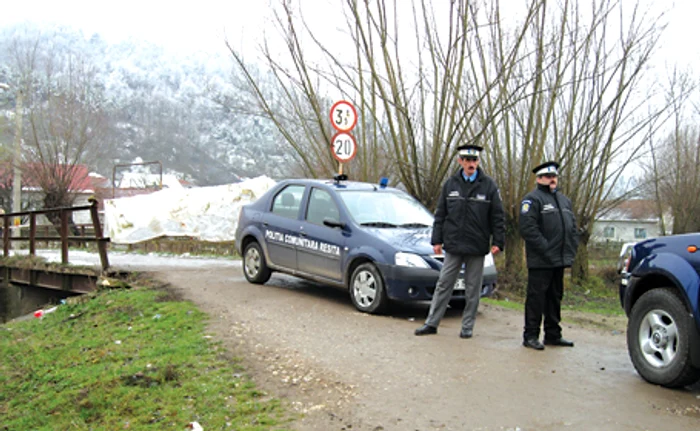 Poliţiştii comunitari au păzit zona pentru a împiedica maşinile grele să treacă podul