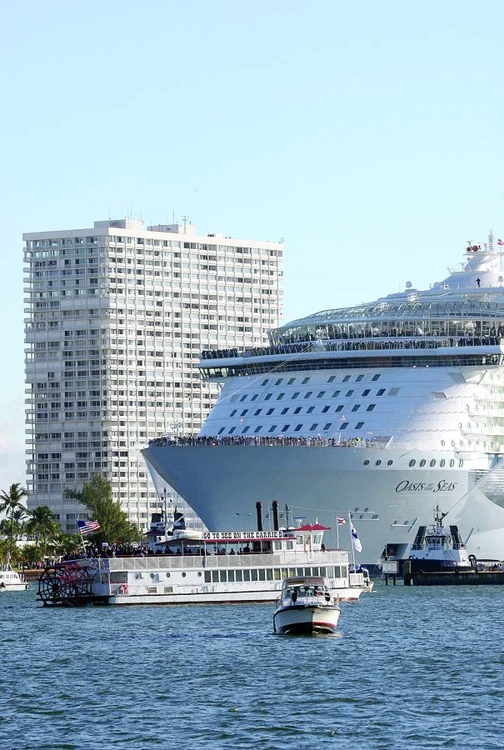 
    Dimensiunile uriaşului sunt: 360 metri lungime, 47 de metri  lăţime şi 65 de metri înălţime  