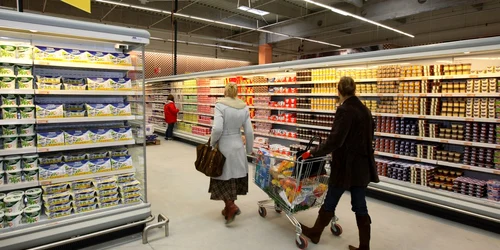 Lumea cumpără mai puţine produse, dar cheltuieşte mai mulţi bani.