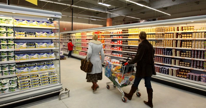 Lumea cumpără mai puţine produse, dar cheltuieşte mai mulţi bani.