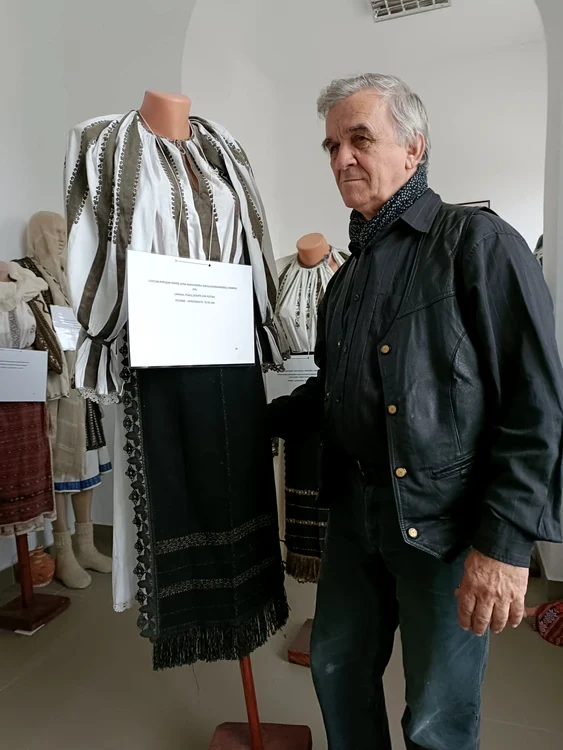 Pompiliu Ciolacu lângă exponatele de la Tismana SURSA CJCPCT Gorj