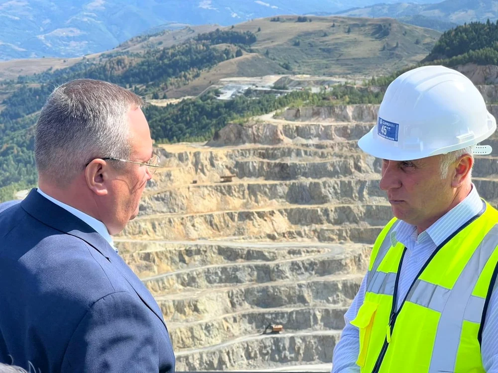 Nicolae Ciucă şi directorul general Cupru Min, Tiberiu Raţiu, la cariera de la Roşia Poieni. Foto: gov.ro