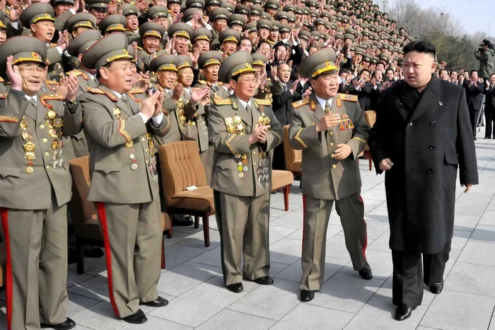 Liderul de la Phenian, Kim Jong-un (dreapta), şi-ar putea pierde toţi aliaţii din cauza retoricii agresive împotriva Occidentului FOTO Reuters