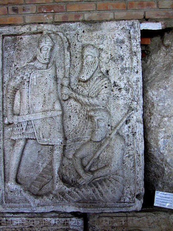 Războinic mânuind falxul, imagine de pe o metopă de la Adamclisi FOTO wikipedia